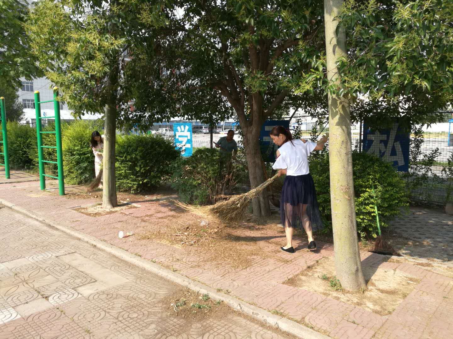 德育组创卫进行中