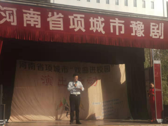 我校团委积极配合学校举行戏曲进校园活动，丰富校园文化生活