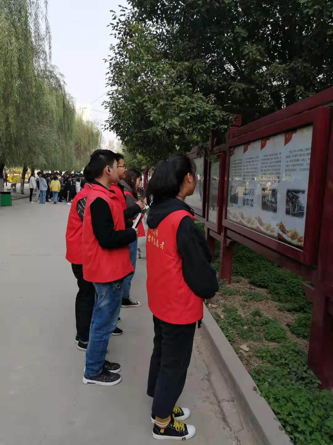 我校团委积极配合学校组织学生参观廉政文化长廊，传递正能量